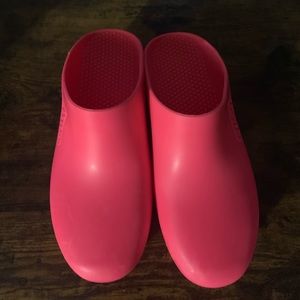 Size 9.5-10 hot pink wipes me nursing shoes calzuro